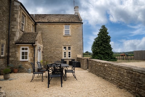 Manor Farmhouse | near Bath | Hot tub | sleeps 10