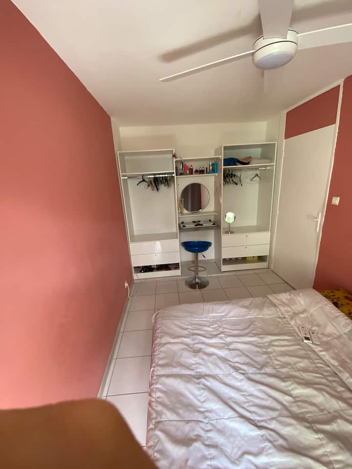Aire acondicionado y ventilador, balcón privado, tocador y almacenamiento.