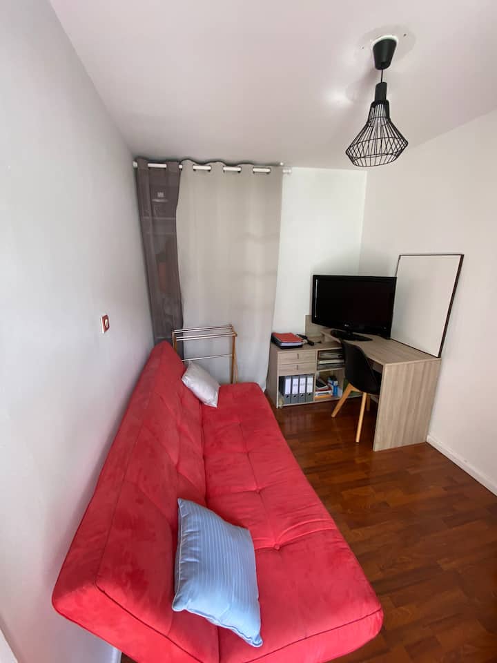 Aire acondicionado, cuenta con almacenamiento y balcón privado.