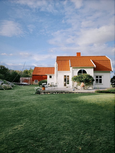 Coastal villa with garden, private jetty on Härmanö
