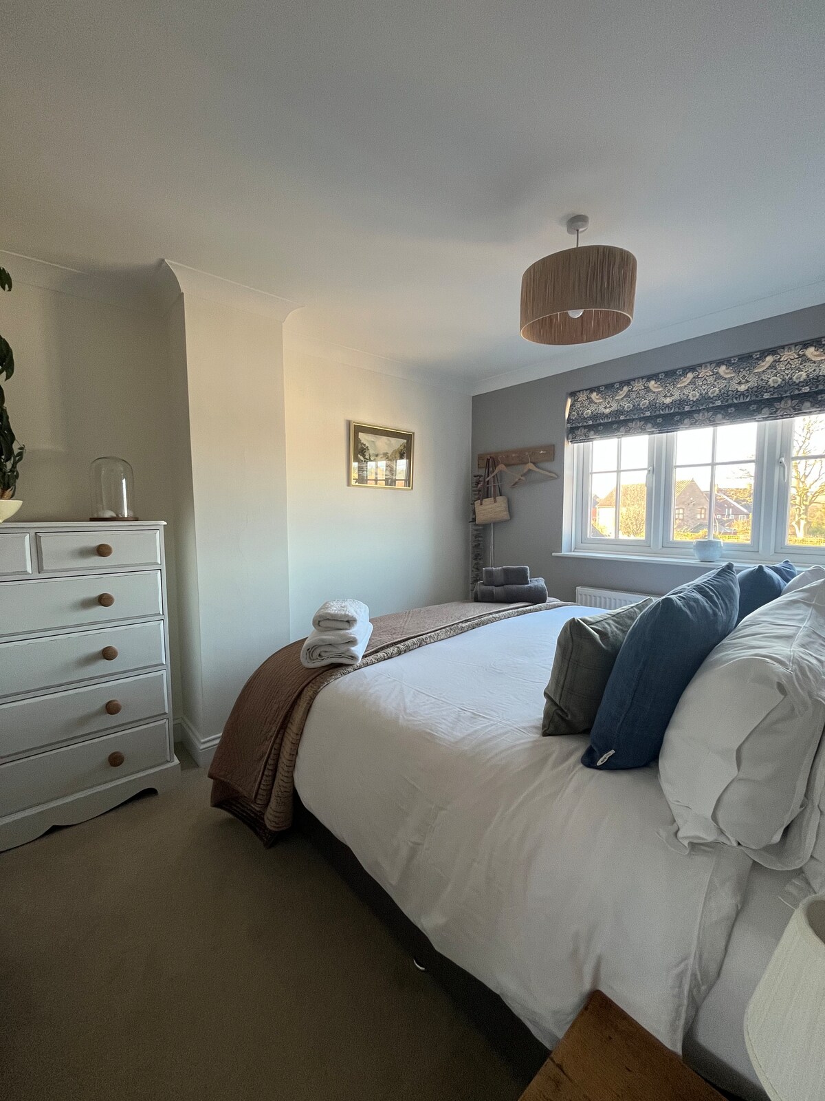 Ამ საძინებელში არის სუპერ დიდი ზომის საწოლი ან შესაძლებელია 2 სრული ზომის ერთადგილიანი საწოლის გამოყოფა 