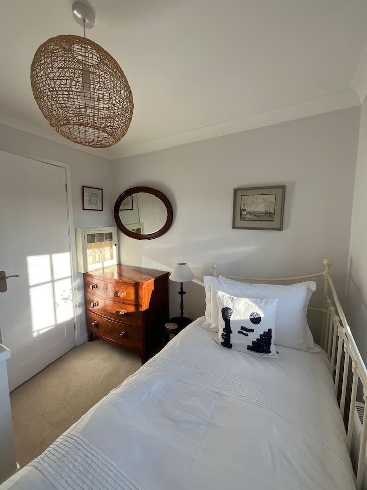 Kitanda cha mtu mmoja kilicho na kifua cha droo