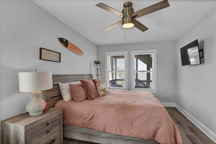 Udoban i umjereno čvrst bračni krevet s pogledom na vodu koji vas smiruje dok spavate .
Veliki zid u ormaru i kupaonici sa zidom u tuš-kadi i njegovim i njezinim prostorom za pranje.

WC školjka opremljena bideom