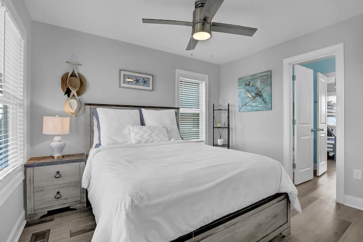 Prekrasna i udobna druga spavaća soba na prvom katu s pogledom na močvaru i zvučni pogled jamči opuštanje 

Dovoljno prostora za odlaganje u ormarima .

Povezana kupaonica s prostorom za pranje Jacka i Jill 