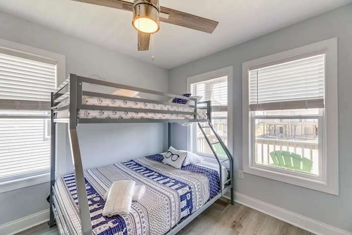 Spavaća soba za djecu/odrasle s bračnim krevetima na kat.
Dovoljno prostora za odlaganje u ormaru 

Priključena kupaonica Jacka i Jill 