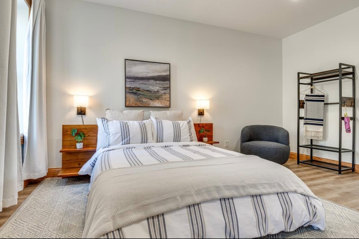 Posteľ a útulné posedenie 