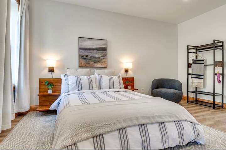 Krevet i udobna garnitura za sjedenje 