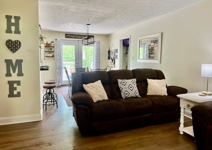 The Griffin House- 4 Br/2 Ba Fire Pit, Grill, Yard - Griffin, GA