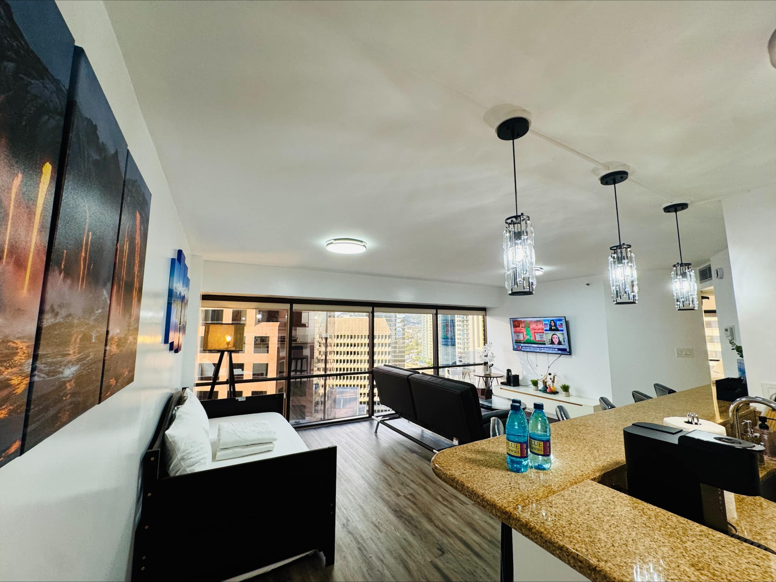 Honolulu Downtown High-Rise 1BR ｜Free Parking｜View - Image 7