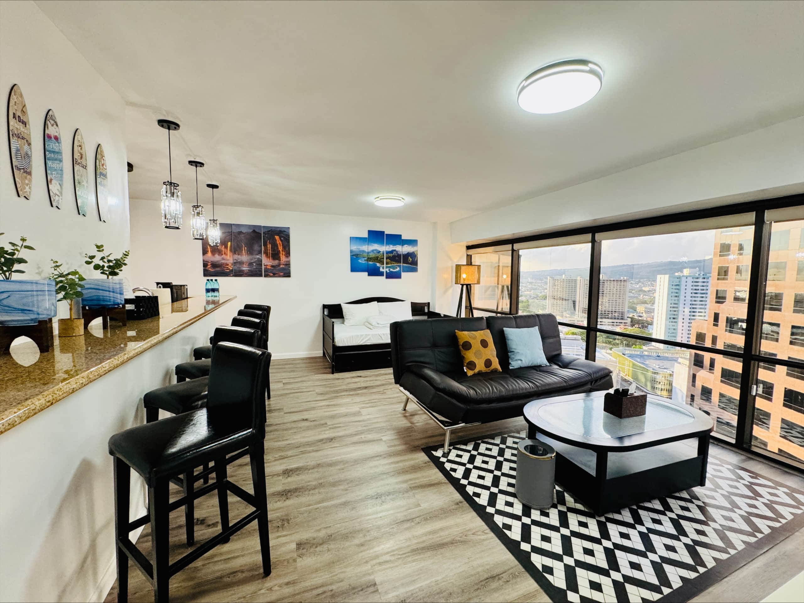 Honolulu Downtown High-Rise 1BR ｜Free Parking｜View - Image 2