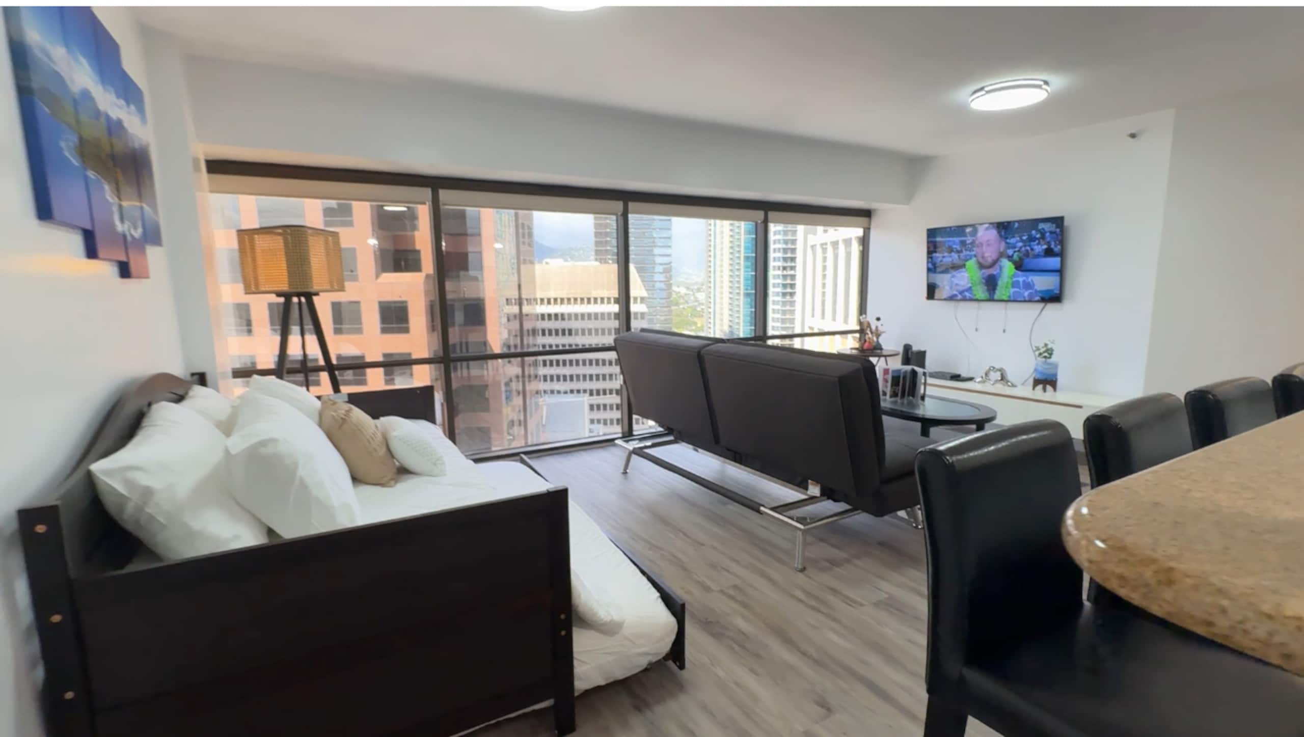 Honolulu Downtown High-Rise 1BR ｜Free Parking｜View - Image 16