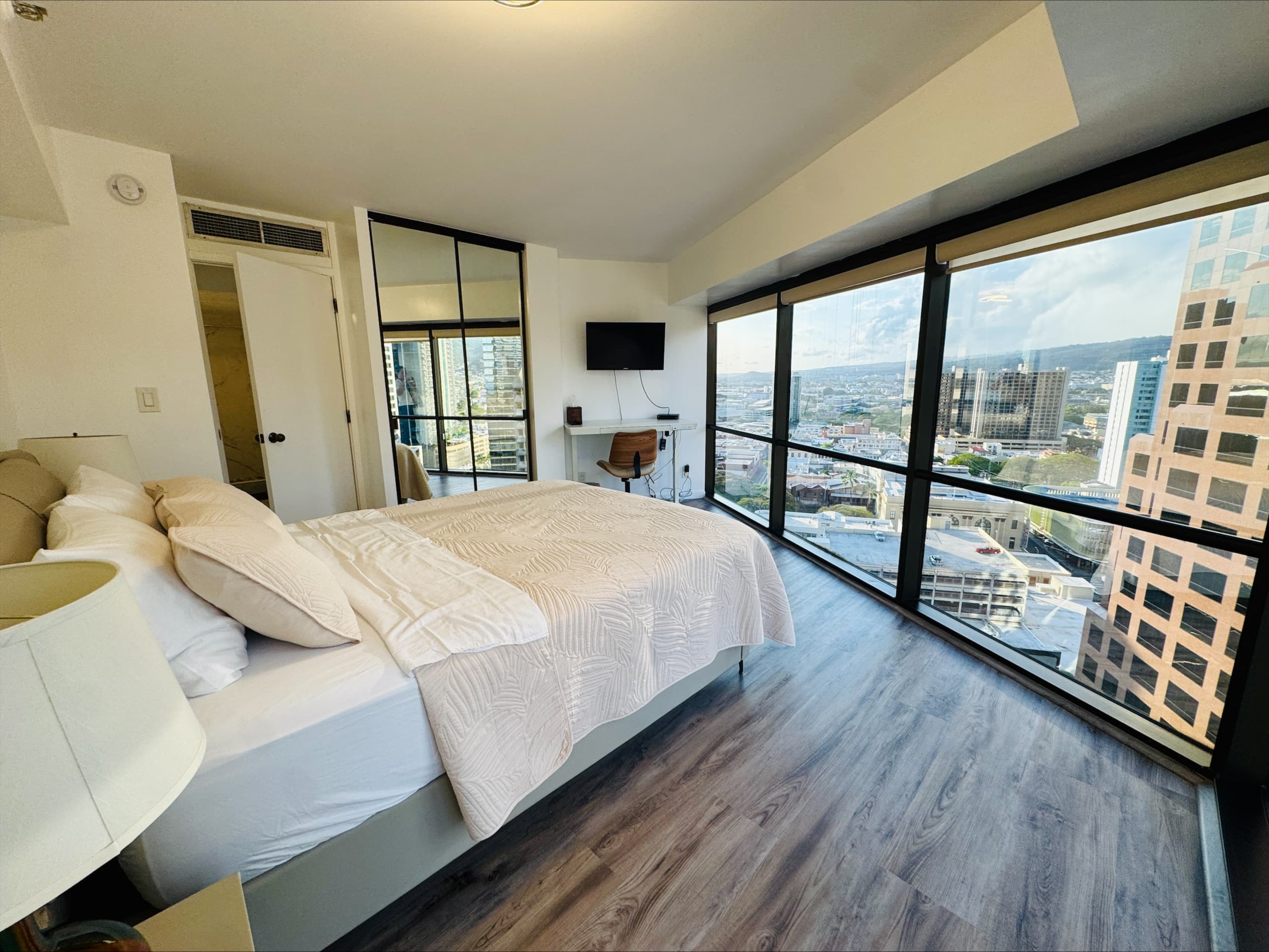 Honolulu Downtown High-Rise 1BR ｜Free Parking｜View - Image 26