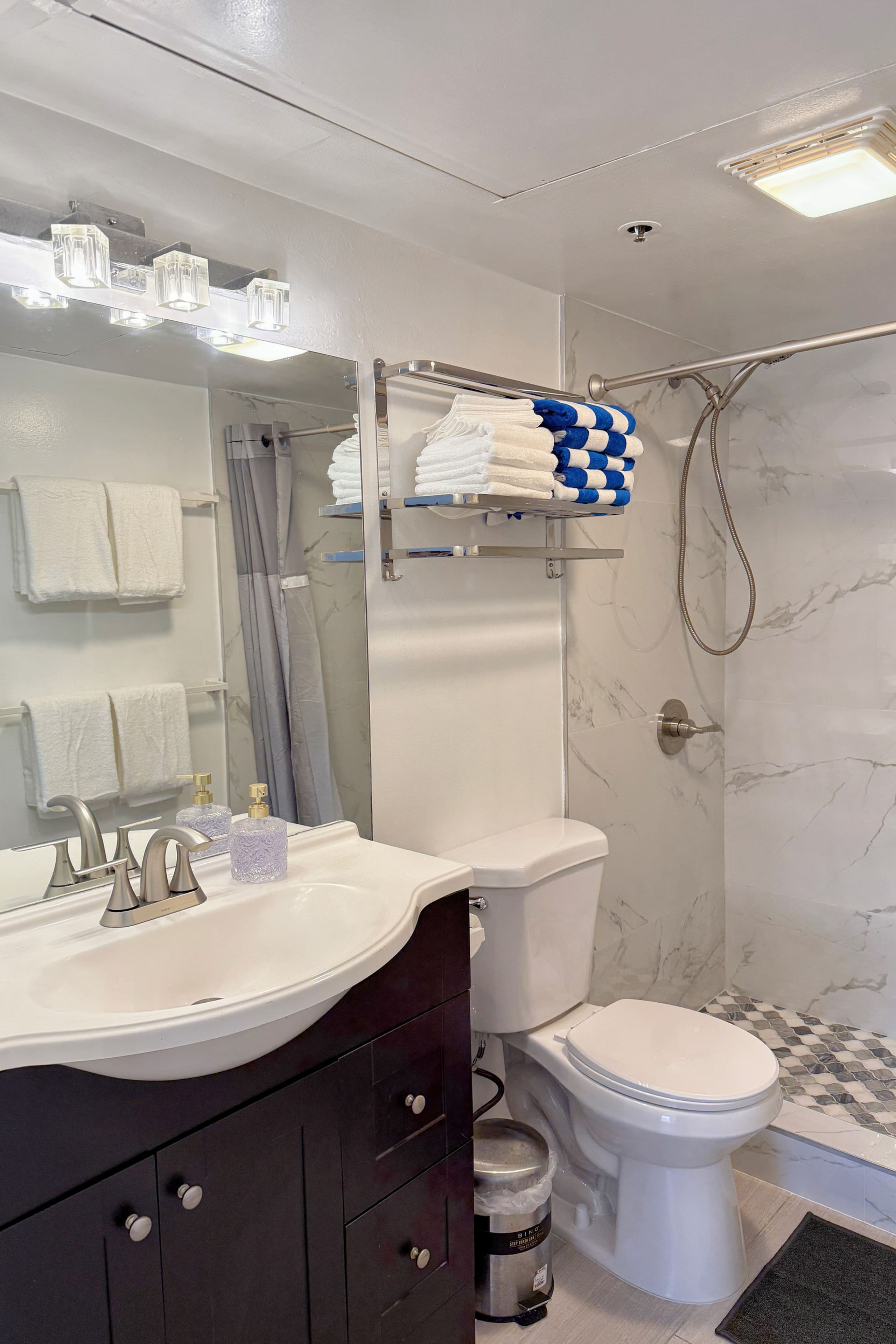Honolulu Downtown High-Rise 1BR ｜Free Parking｜View - Image 33
