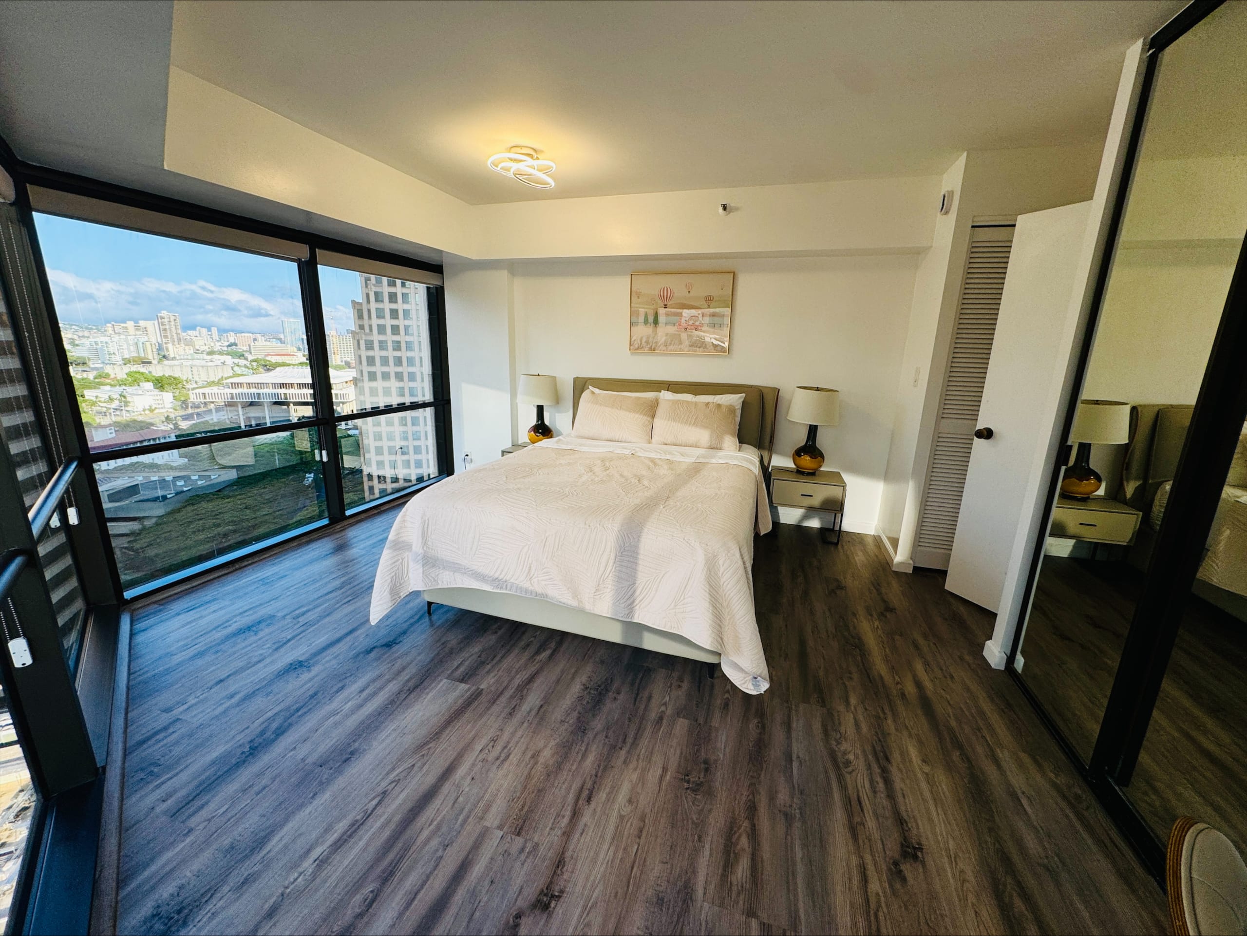 Honolulu Downtown High-Rise 1BR ｜Free Parking｜View - Image 1