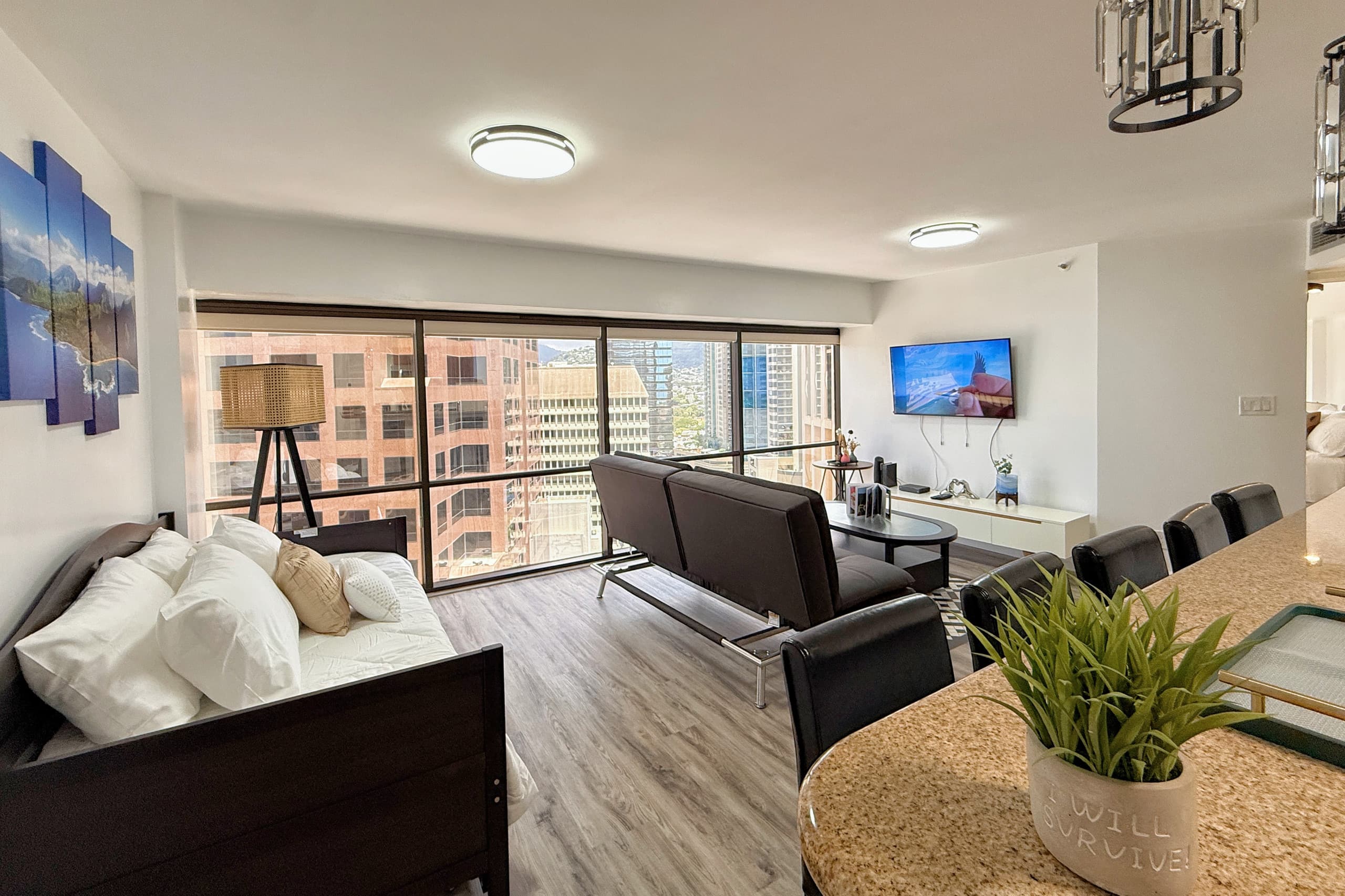 Honolulu Downtown High-Rise 1BR ｜Free Parking｜View - Image 9