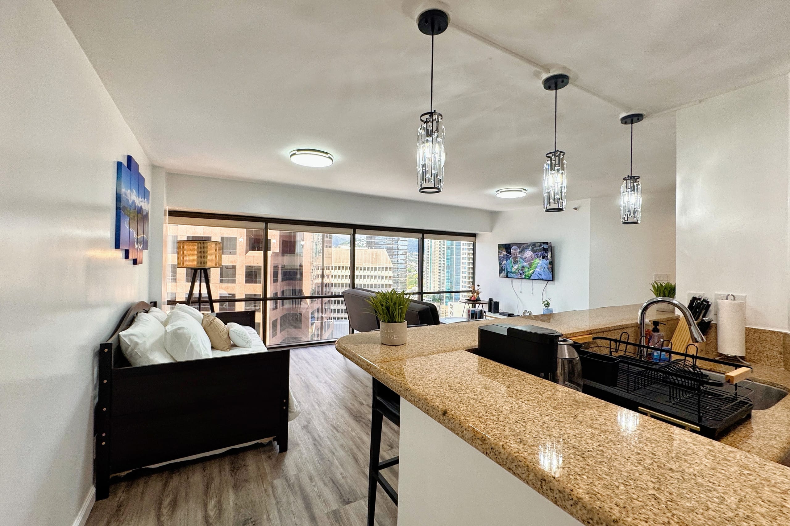 Honolulu Downtown High-Rise 1BR ｜Free Parking｜View - Image 10