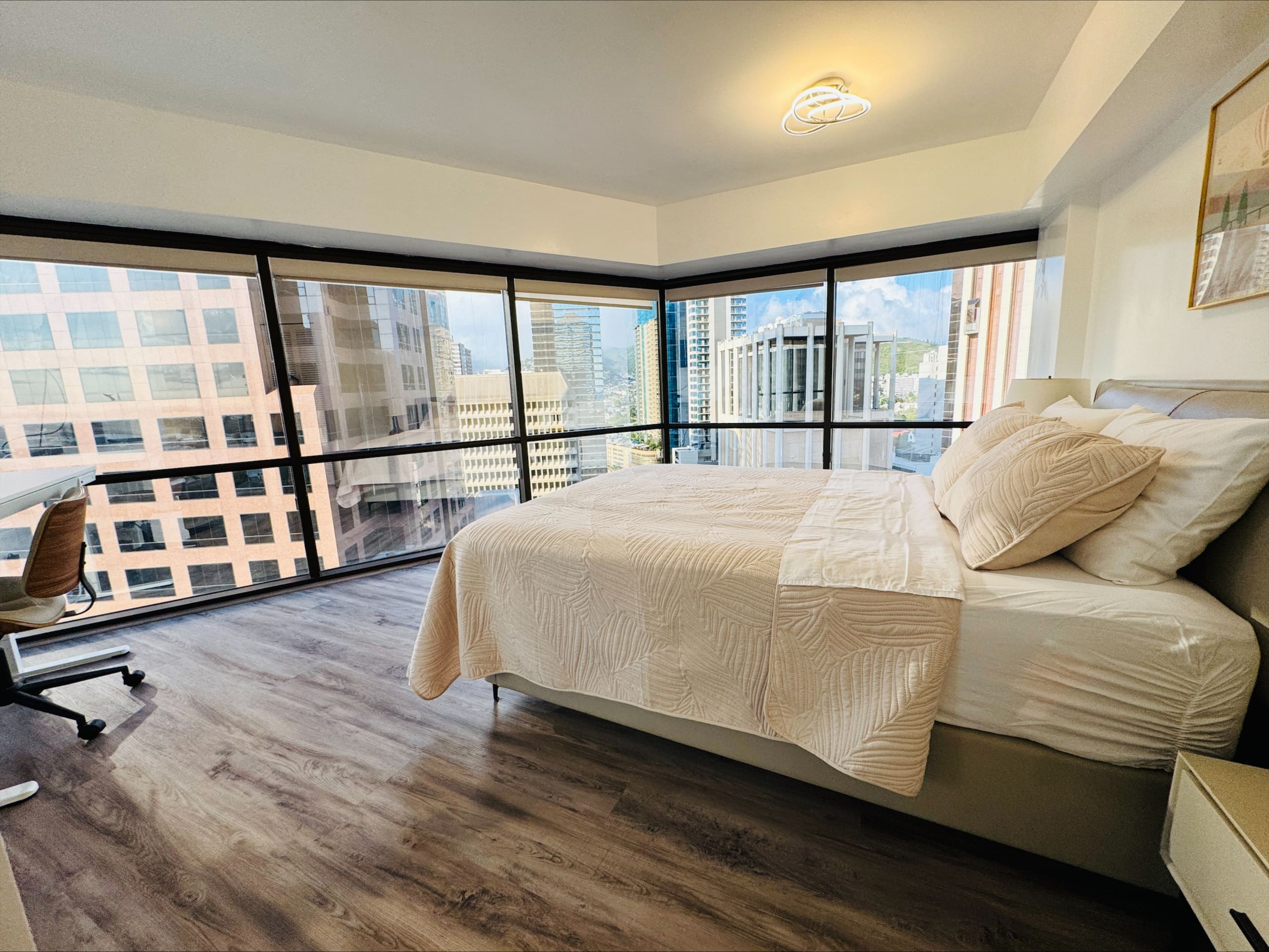 Honolulu Downtown High-Rise 1BR ｜Free Parking｜View - Image 27