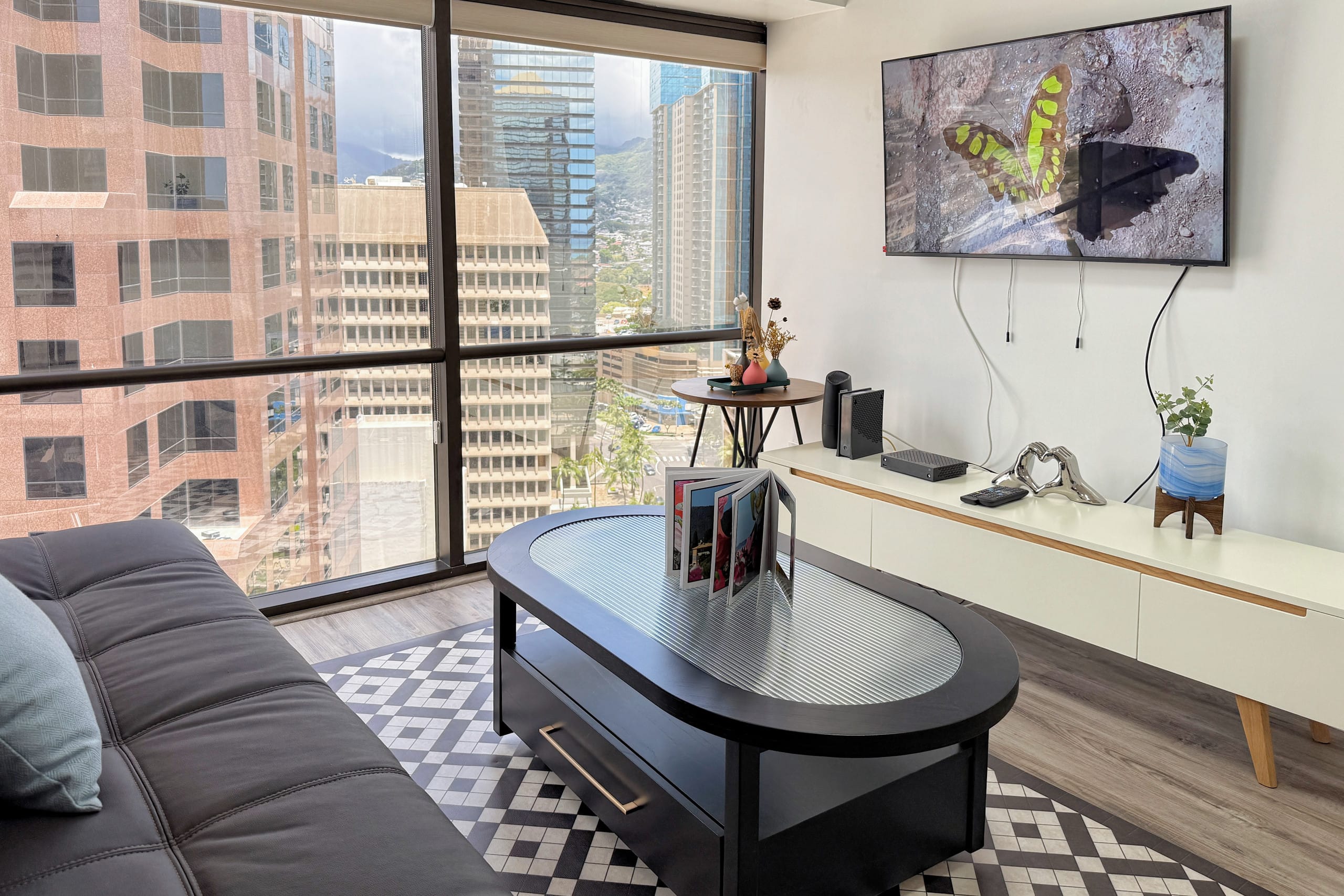 Honolulu Downtown High-Rise 1BR ｜Free Parking｜View - Image 6