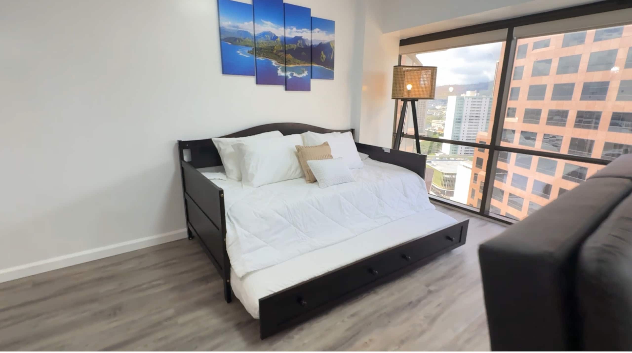 Honolulu Downtown High-Rise 1BR ｜Free Parking｜View - Image 12