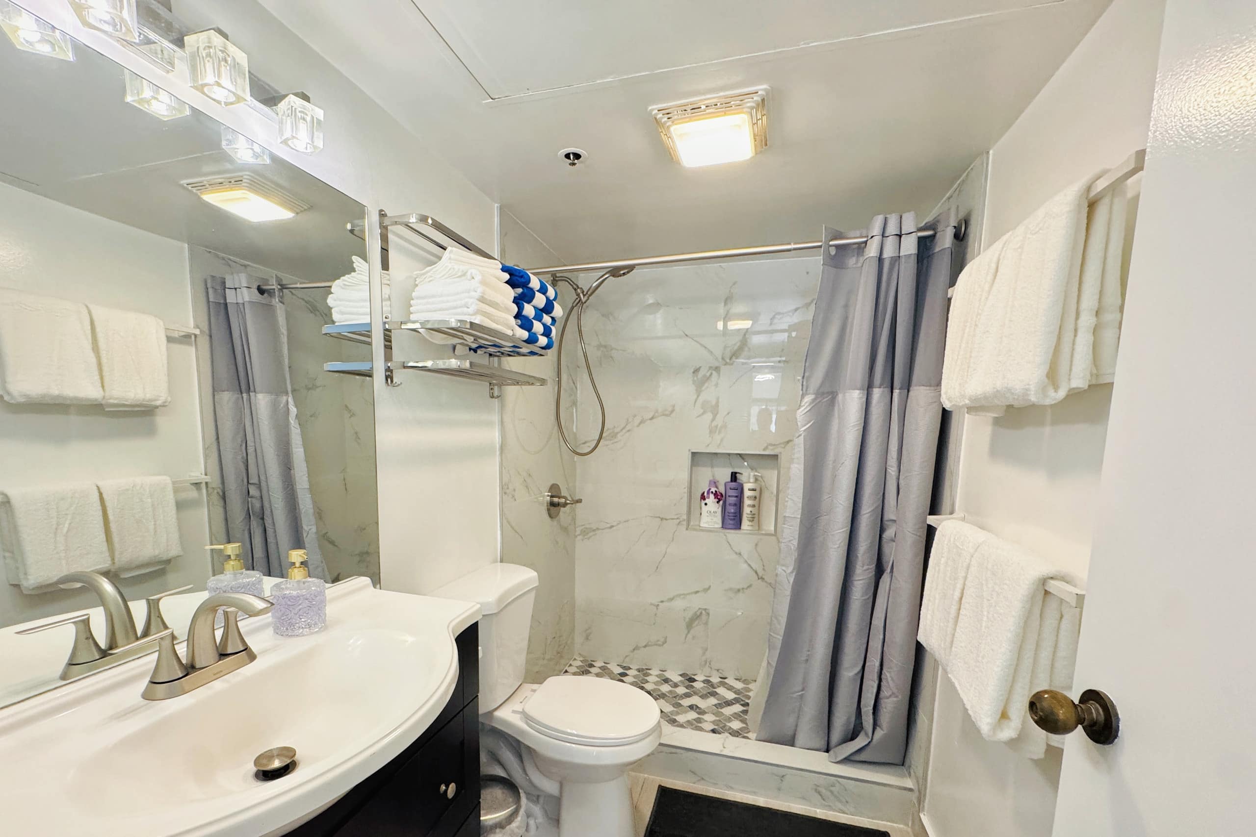 Honolulu Downtown High-Rise 1BR ｜Free Parking｜View - Image 34