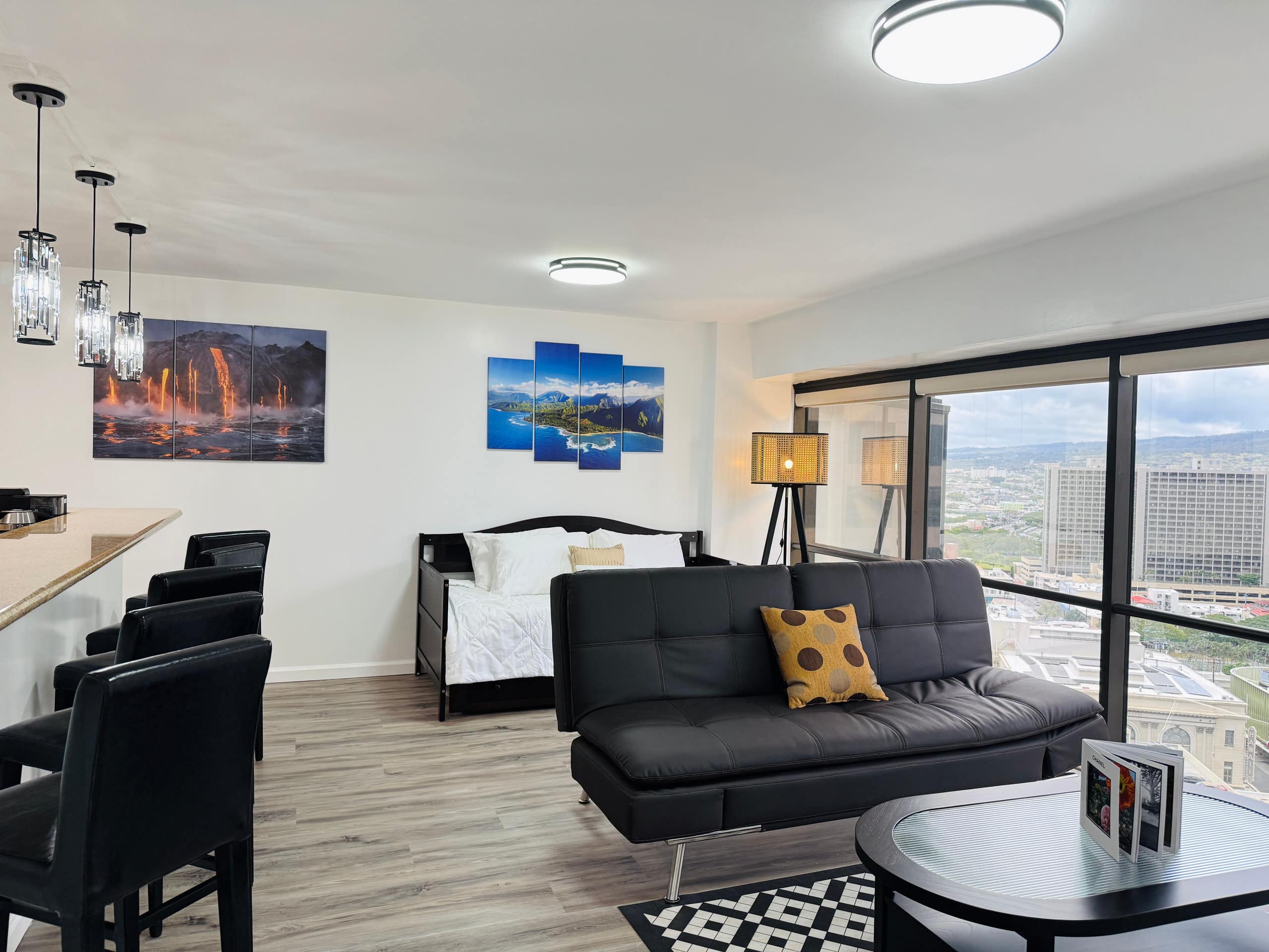 Honolulu Downtown High-Rise 1BR ｜Free Parking｜View - Image 4