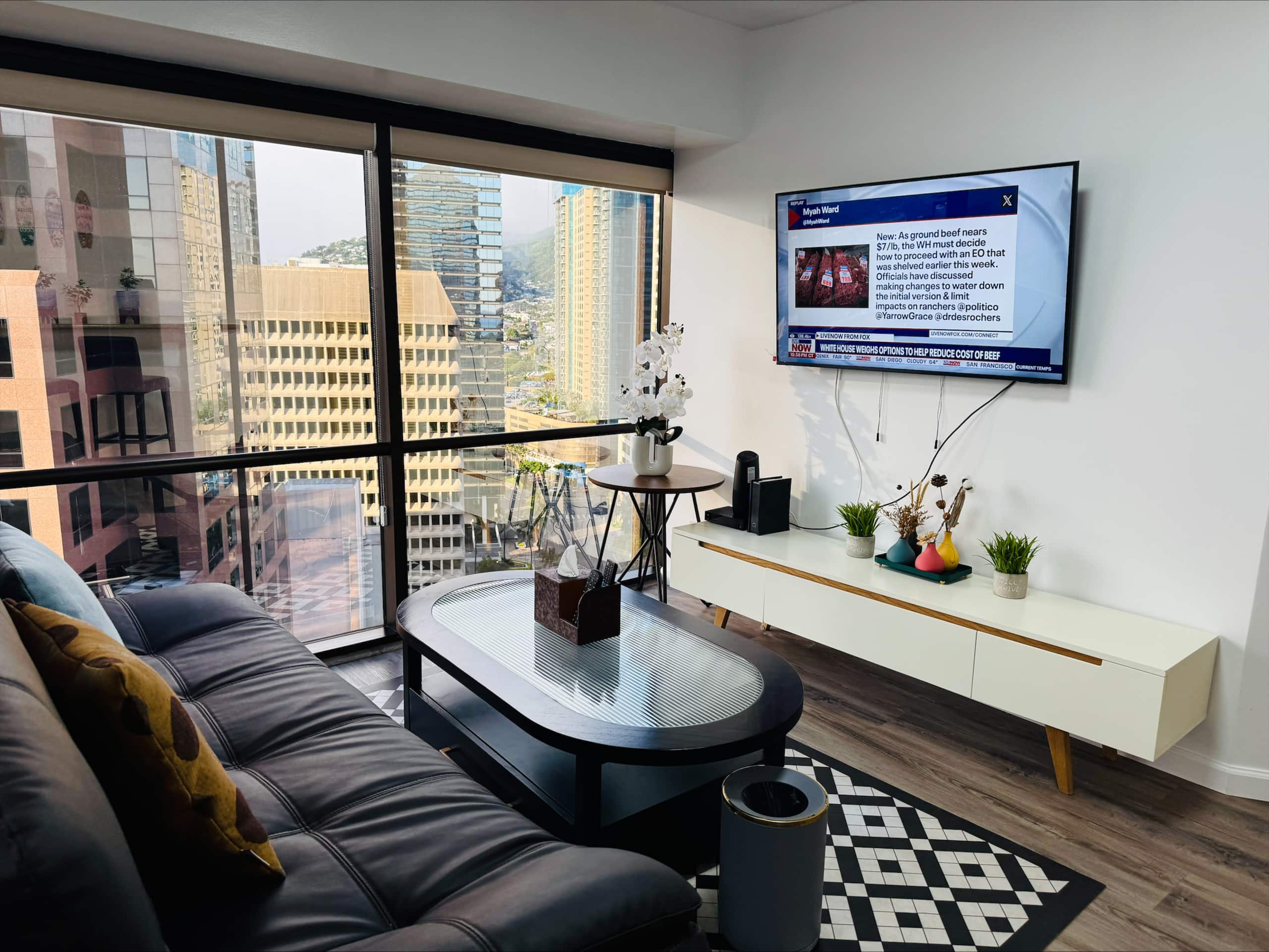 Honolulu Downtown High-Rise 1BR ｜Free Parking｜View - Image 3
