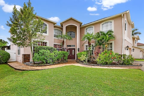 Tampa Mansion: Spa, Patio, Theater+ Sleeps 10