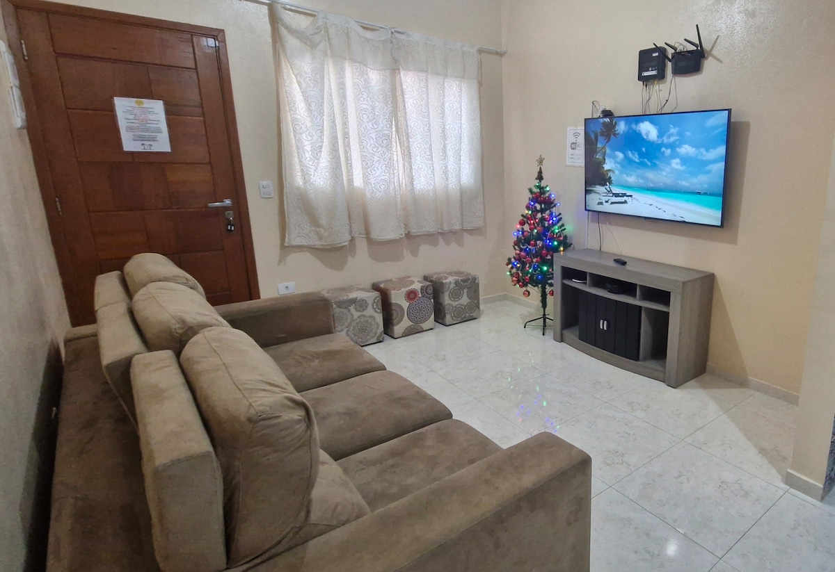 Woonkamer met SMART TV en intrekbare bank, en HDMI-kabel beschikbaar.