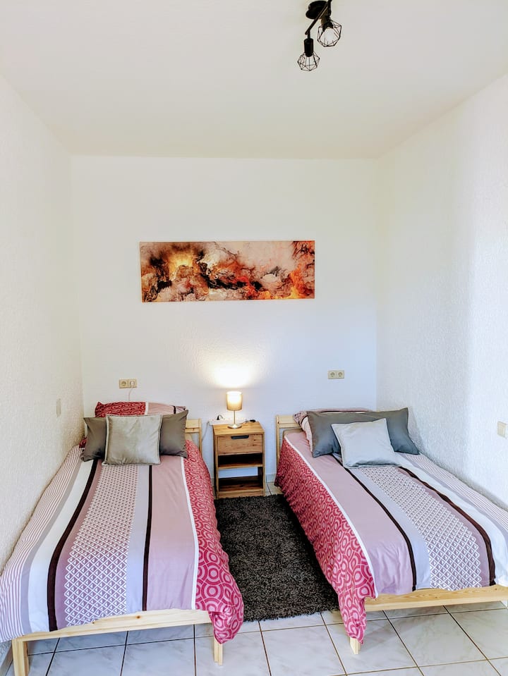 Dormitorio con 2 camas individuales 
Hay una televisión inteligente disponible 
Wifi disponible 
La habitación con puerta se puede conectar