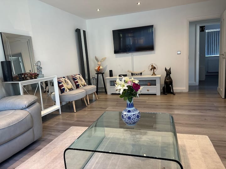 Modern Home+parking Near Airport - Leeds