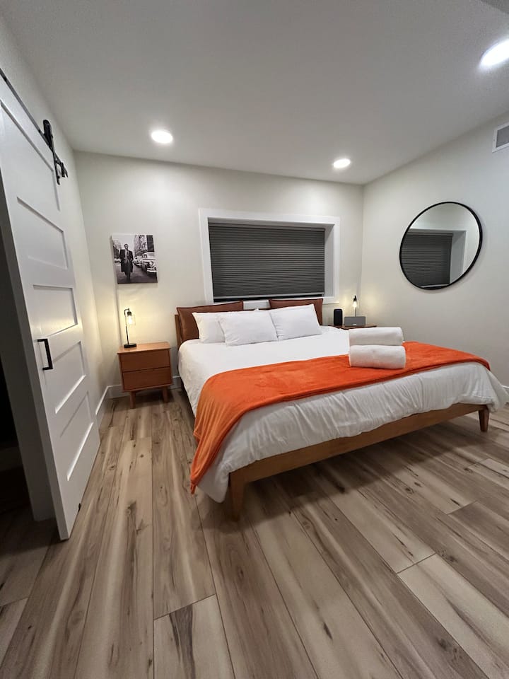 Собата со икони...Кој друг освен Џејмс Дин и Одри Хепберн да го одредат тонот за излегување!  Брачниот кревет (широк 150-179 см) и неверојатната сопствена бања ќе имаат статус на икона!