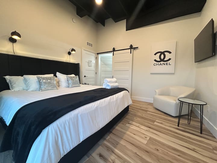 Многу удобна брачна спална соба со Luxe Vibe!  Приватната бања и телевизорот го прават мал одмор за одмор!