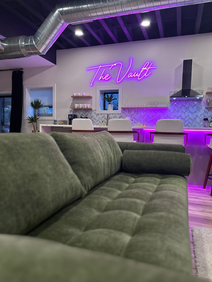 Многу удобен кауч кој се претвора во брачен кревет (широк 150-179 см).  Забележете ги завесите за затемнување на прозорците за целосна приватност.