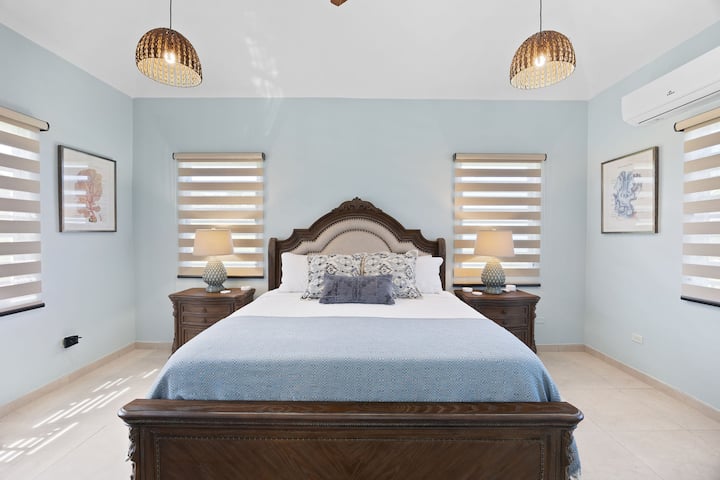 Dhomë kryesore në katin e parë me krevat dopio "king", televizor, dollap me hyrje të veçantë dhe banjë private. 