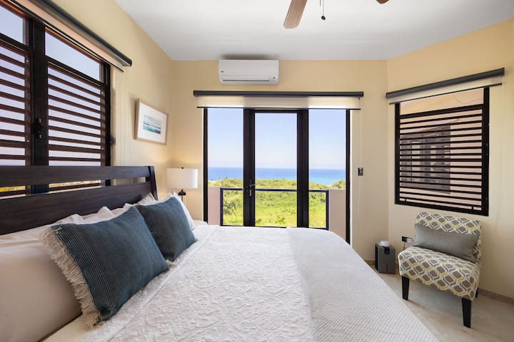 Krevat dopio "king" me banjë private dhe ballkon privat me pamje nga oqeani.