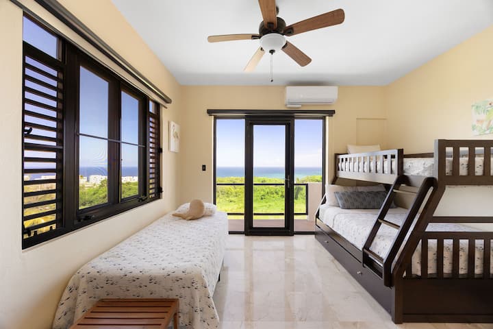 Mund të flenë deri në 5 persona, një krevat dopio, një krevat marinar, një krevat tek me dy pjesë dhe një krevat me rrota me dy pjesë. 