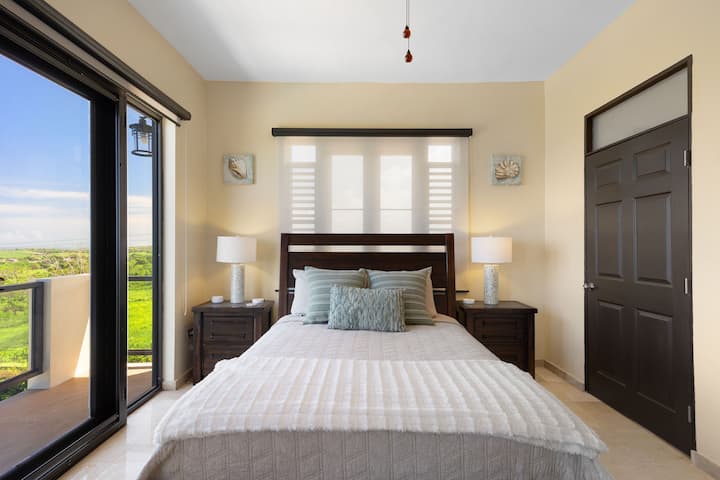 Krevat dopio "Queen" me banjë private, televizor, dollap të madh dhe ballkon.