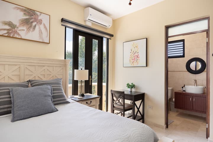 Krevat dopio "queen" me banjë ensuite.