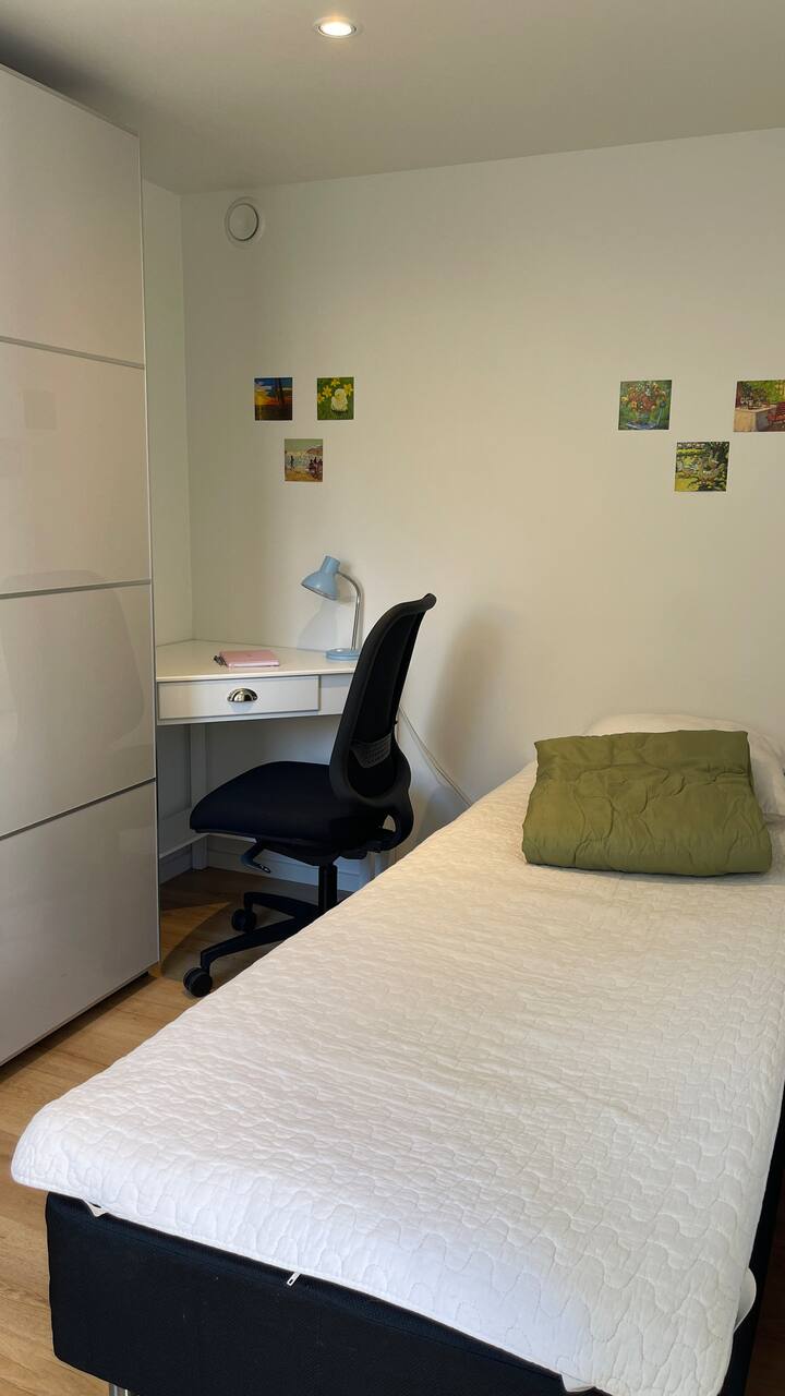 Escritorio y mesa de oficina. En el cajón, hay una baraja de cartas, un juego de memoria de los Mumins y figuras de Lego.