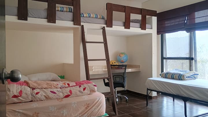 5 huéspedes. Dormitorio en primer piso, escritorio. mampara con mosquitero. usa el baño social completo contiguo. Camarote (cama queen abajo y 2 camas de 1 plz arriba, más 1 cama auxiliar de 1 plz. (sábana, almohada con funda y frazada).
