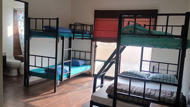 5 huéspedes, cama de 2 plazas abajo, cama de 1 plaza arriba, más camarote de 1 plaza. 
Dormitorio con baño privado y terraza.
Clóset y ropa de cama. (sabana, almohada con funda y frazada).