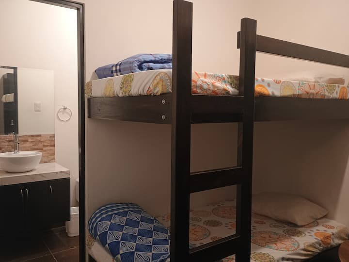 Dormitorio ubicado en el primer piso contiguo a al cocina (no dentro de la cocina.) uso principal cuarto de invitados o servicio (1 camarote de 1.5 plazas. clóset y baño completo incorporado).