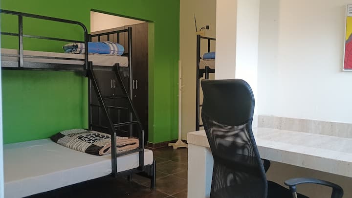 6 huéspedes, cama de 2 plazas abajo, cama de 1 plaza arriba, más camarote de 1 plaza. más 1 cama auxiliar.
Dormitorio con baño privado y terraza privada.
Clóset y ropa de cama. (sabana, almohada con funda y frazada).