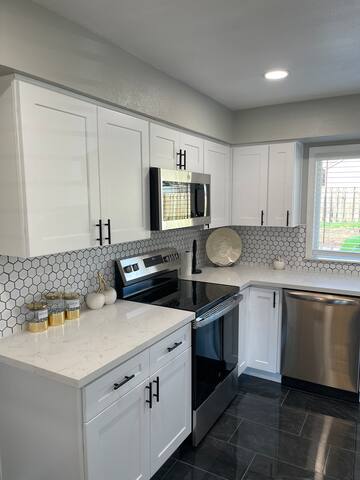 Modern house, home theater gallery image 4