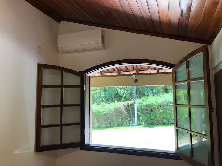 Suite con cama matrimonial y aire acondicionado dividido.