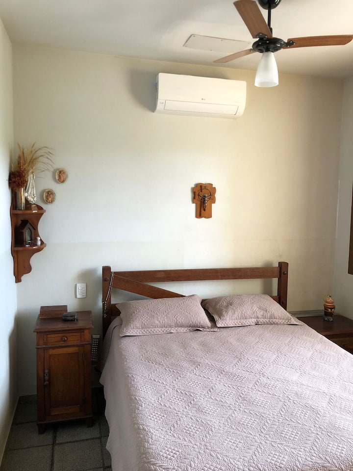 Suite con cama matrimonial y aire acondicionado dividido.