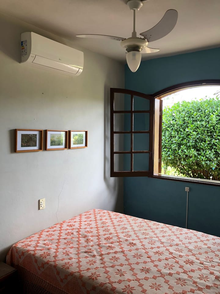 Habitación con cama doble y aire acondicionado dividido.