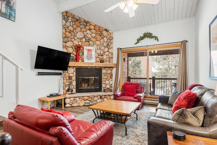Cozy Top Floor Unit, Near Main St. Hot Tubs & Pool - Breckenridge, CO