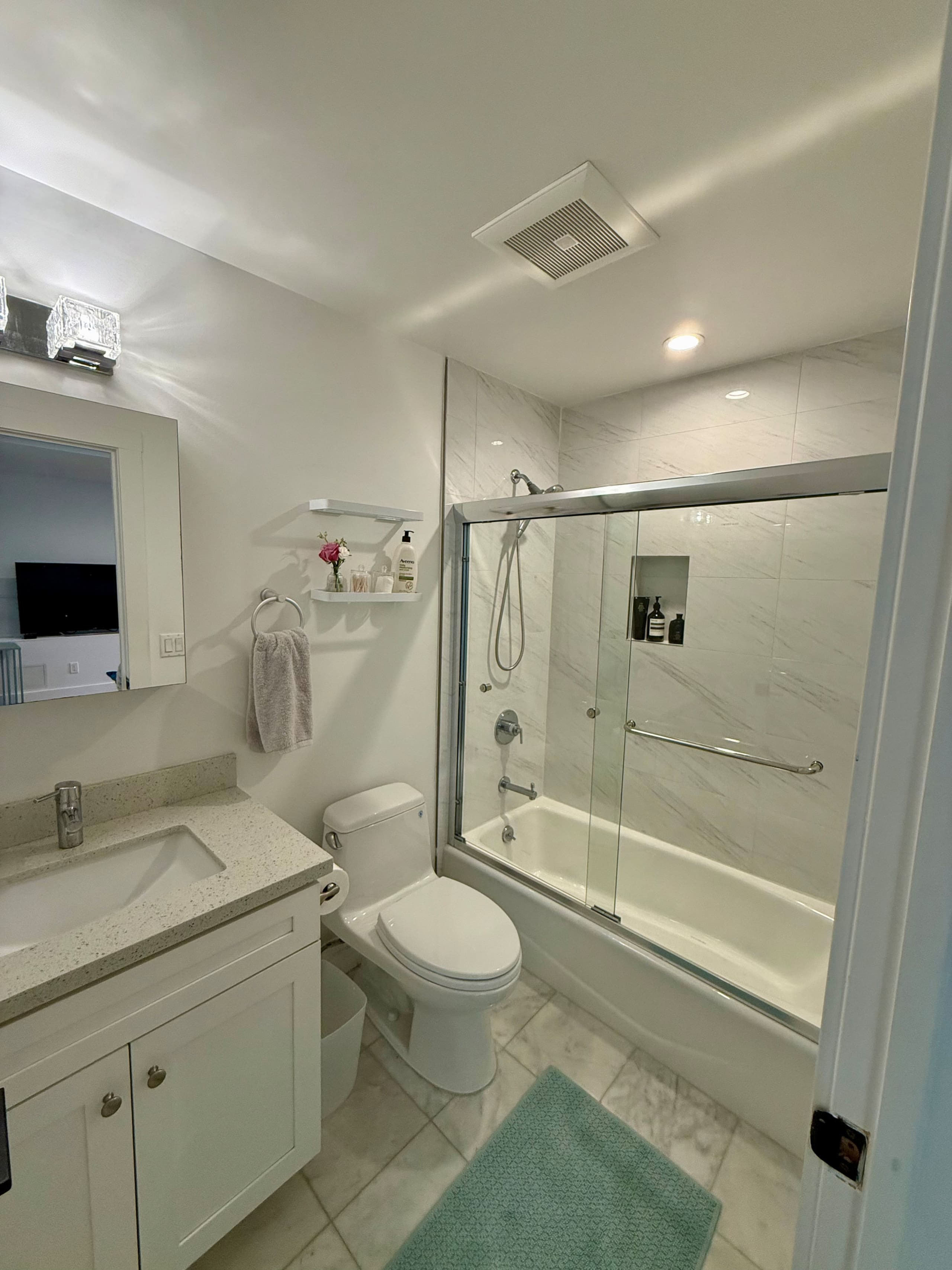 Bright, Modern In-Law Suite w/ Gym & Garden - Image 9