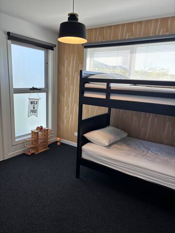 Scandinavian living in Sandy Bay gallery image 3